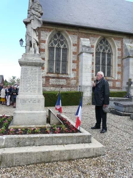 VALLIQUERVILLE - Commémoration autour du monument aux morts